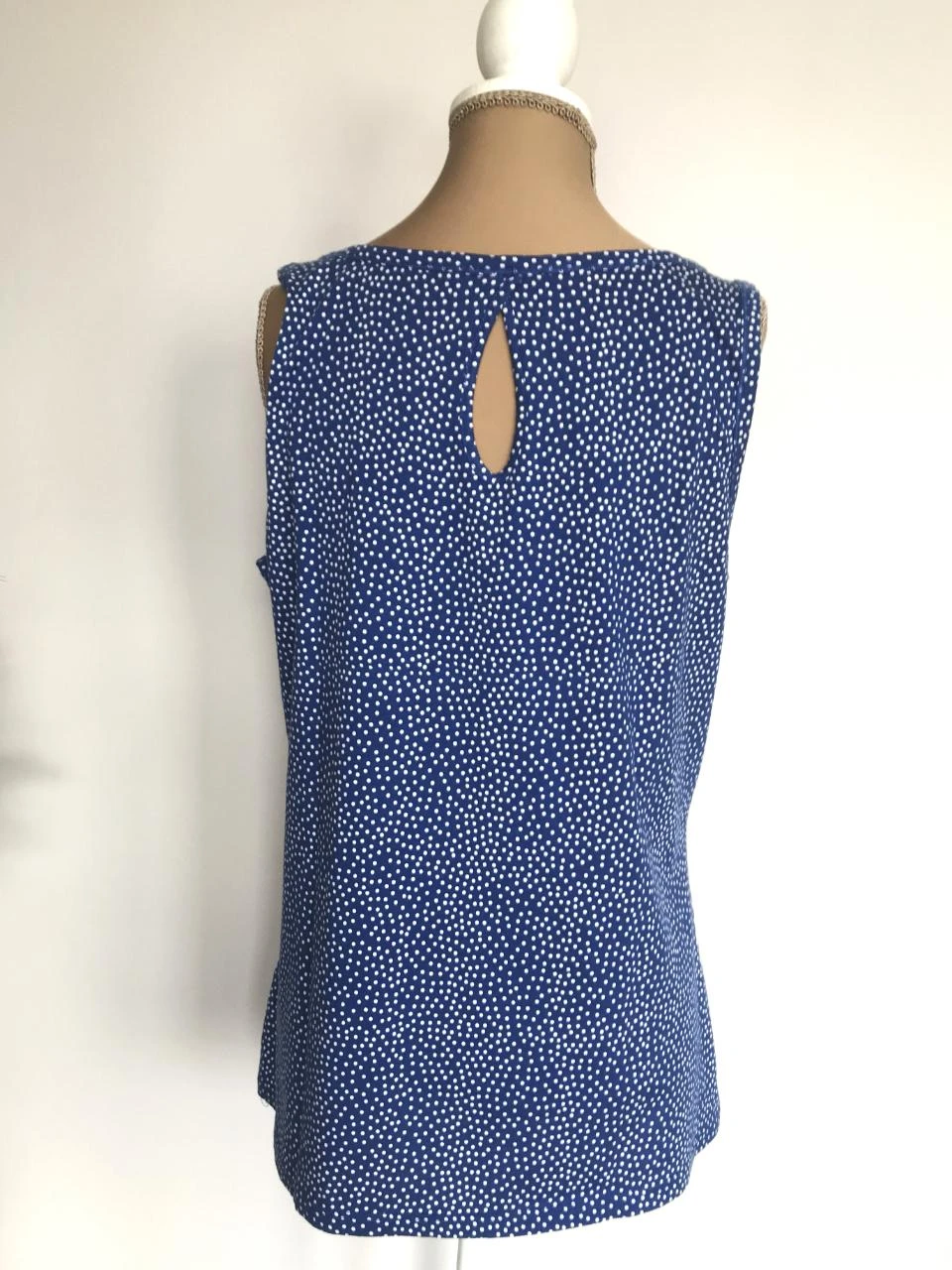 QUI M42 blusa branca azul sem mangas com pérolas . – photo 5